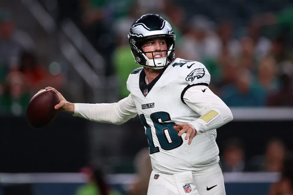 Quarterback Tanner McKee falha e Eagles perdem de novo na pré-temporada; Bengals vencem invictos