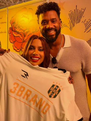 Campeão do Super Bowl XLVIII, Russell Wilson curte show e interage com Anitta no Rio